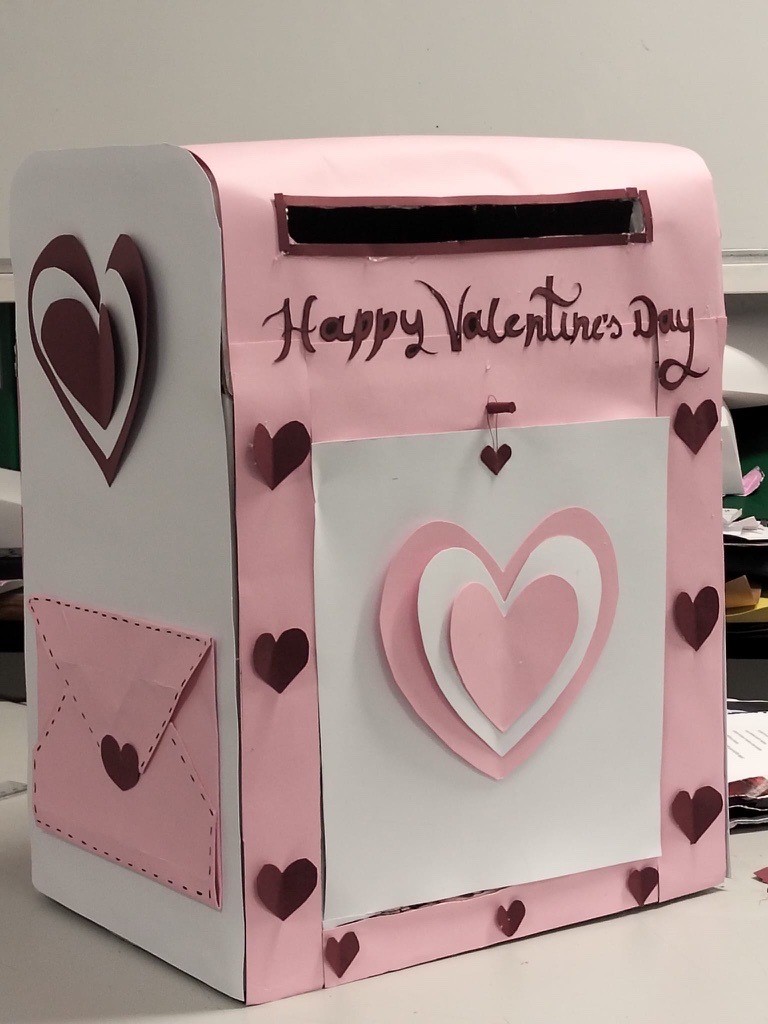 Criação de cartazes e caixa de correio para o dia de São Valentim com a Prof. @Amanda.Porto Em colaboração com as minhas